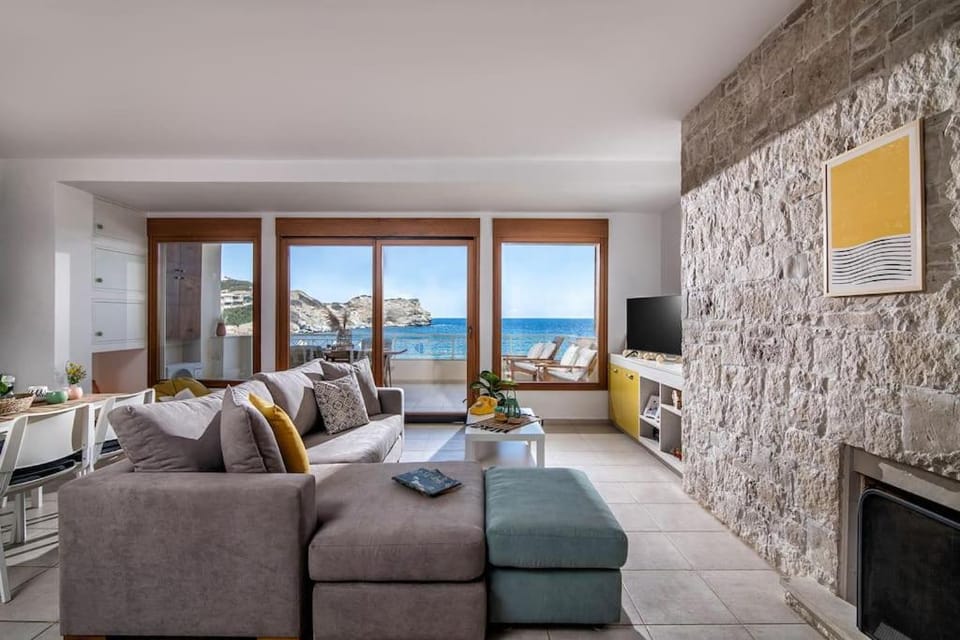 Communal lounge/ TV room, TV and multimedia, Living room, Sea view