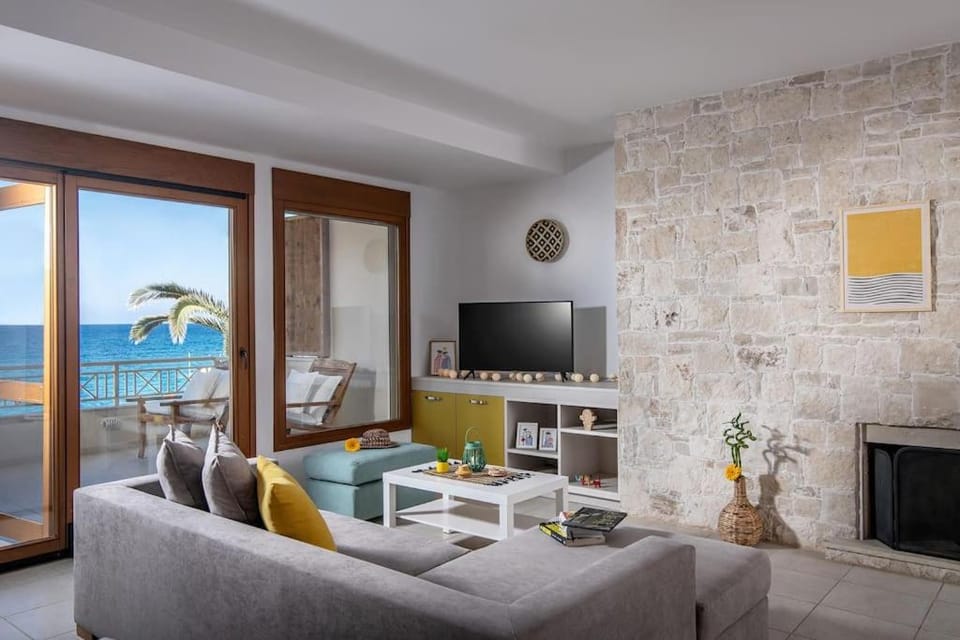 Communal lounge/ TV room, Natural landscape, TV and multimedia, Living room, Seating area, Evening entertainment, Sea view