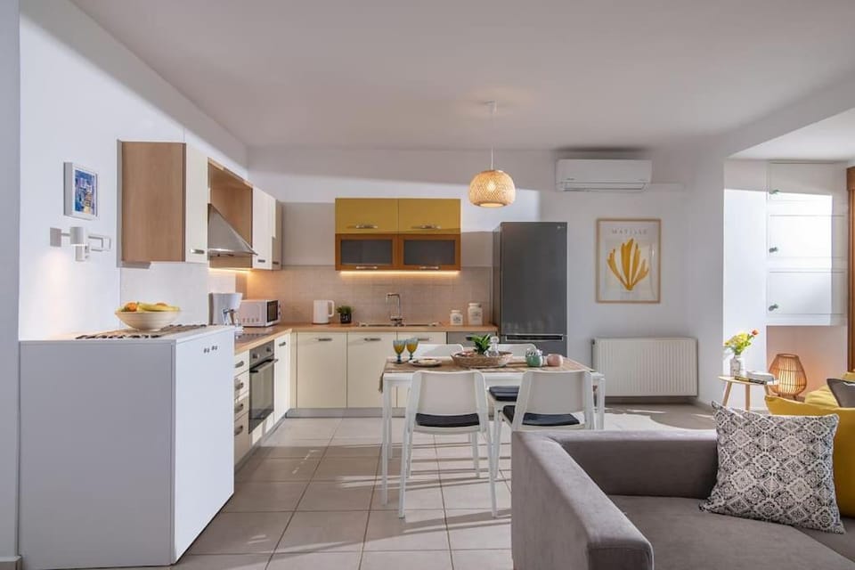 Kitchen or kitchenette, Seating area, Dining area, dishwasher, minibar, pet friendly