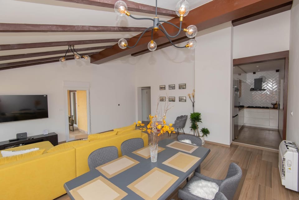 TV and multimedia, Kitchen or kitchenette, Dining area