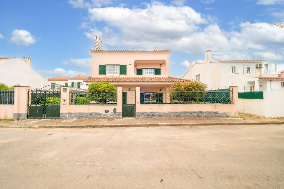 GuestReady - Superb house with a garden & patio Bed and Breakfast in Setubal District