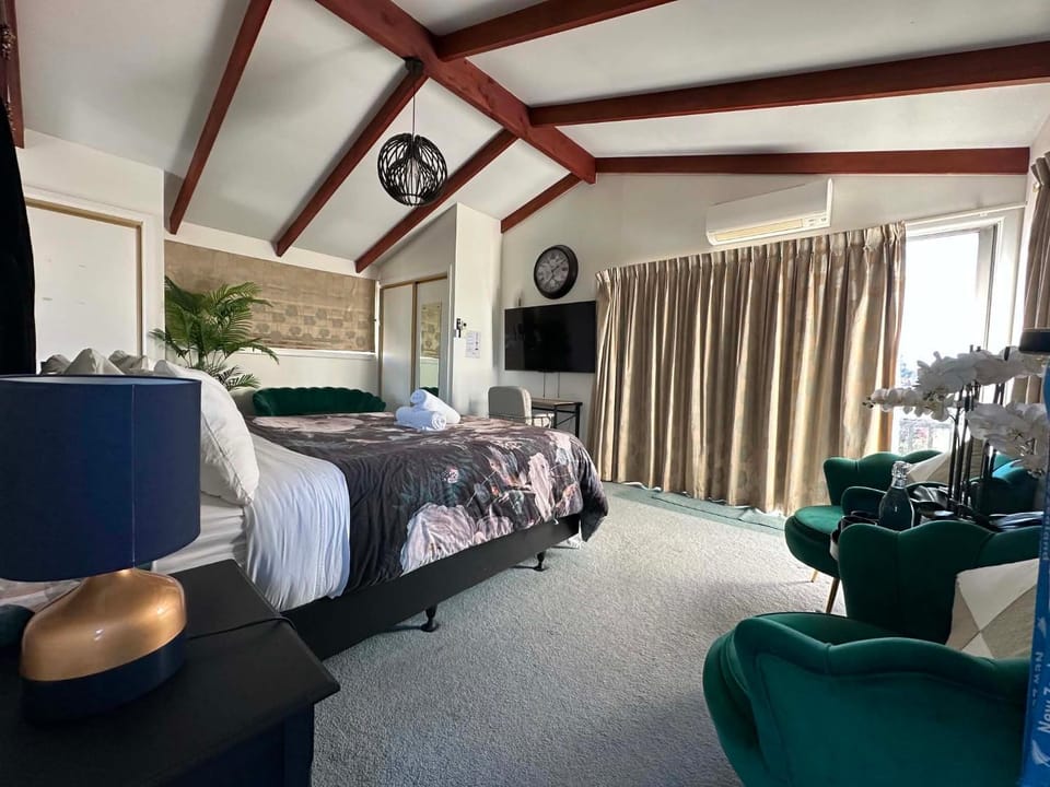 Bed, TV and multimedia, Photo of the whole room