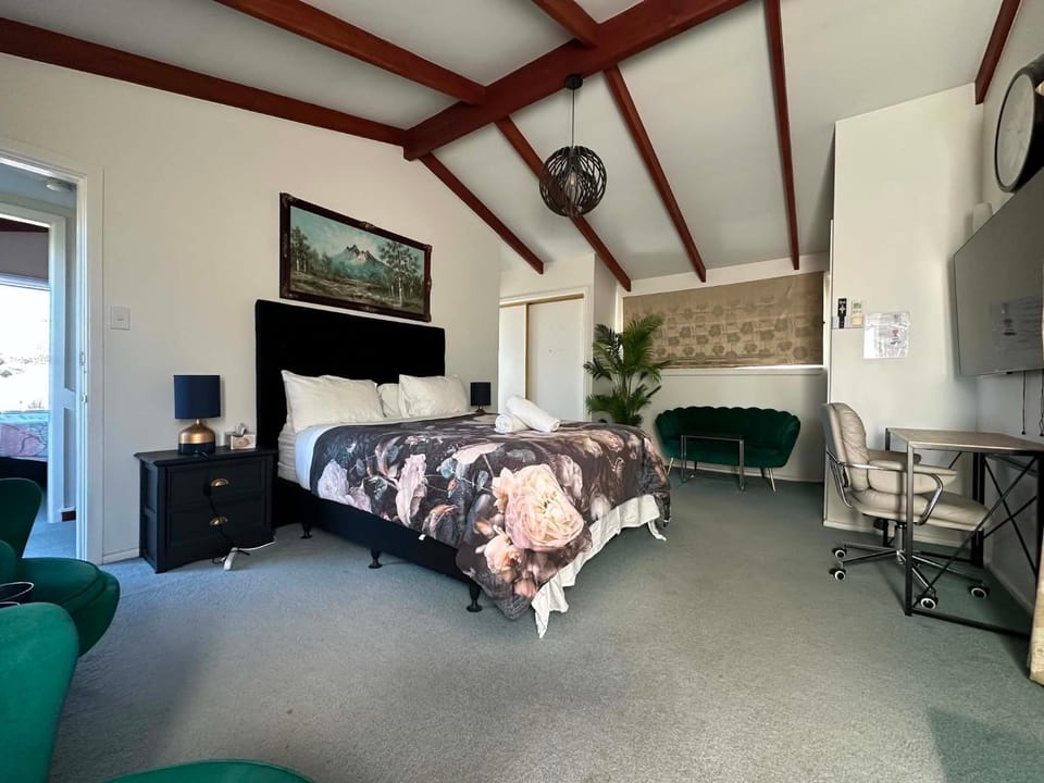 Bed, Seating area, Evening entertainment, Bedroom
