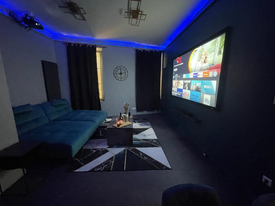 Escapade Urbaine - Balnéothérapie - Cinéma au Cœur de la Ville Apartment in Bourgogne-Franche-Comté