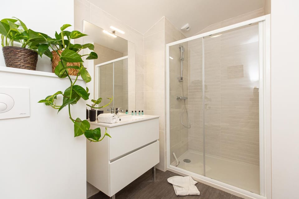 Shower, Bathroom, towels