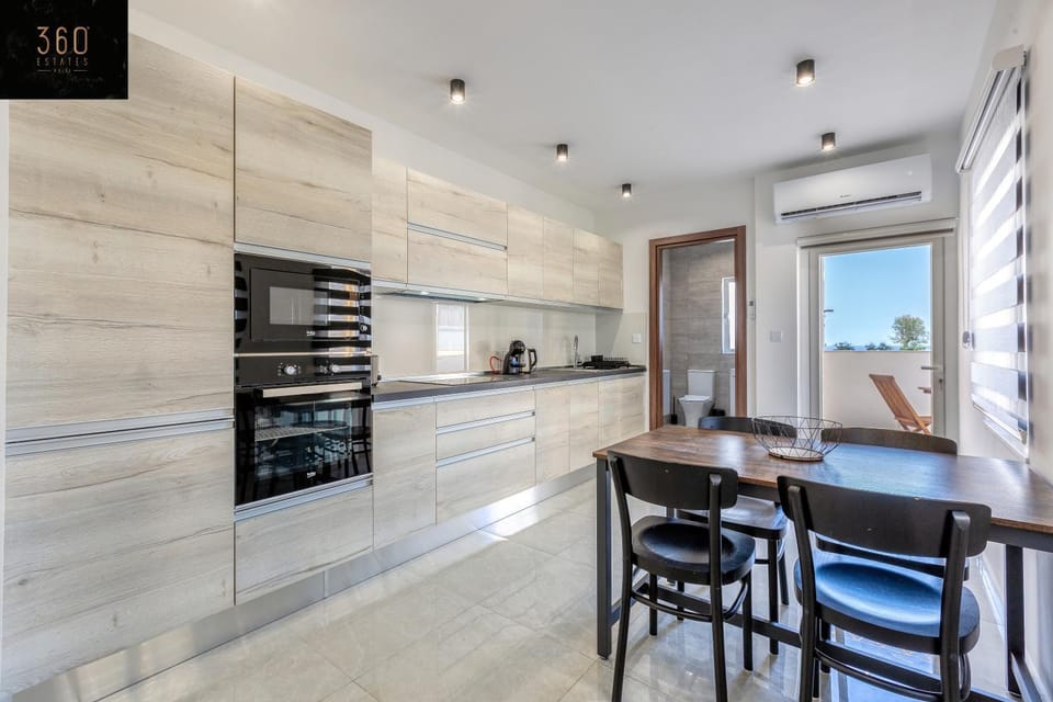Kitchen or kitchenette, Dining area, dishwasher, minibar, oven, pet friendly, stove