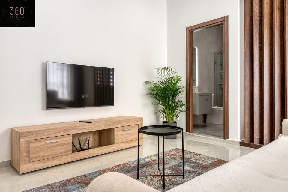 Communal lounge/ TV room, Bed, TV and multimedia, Living room, Photo of the whole room, Seating area, Evening entertainment, Bedroom