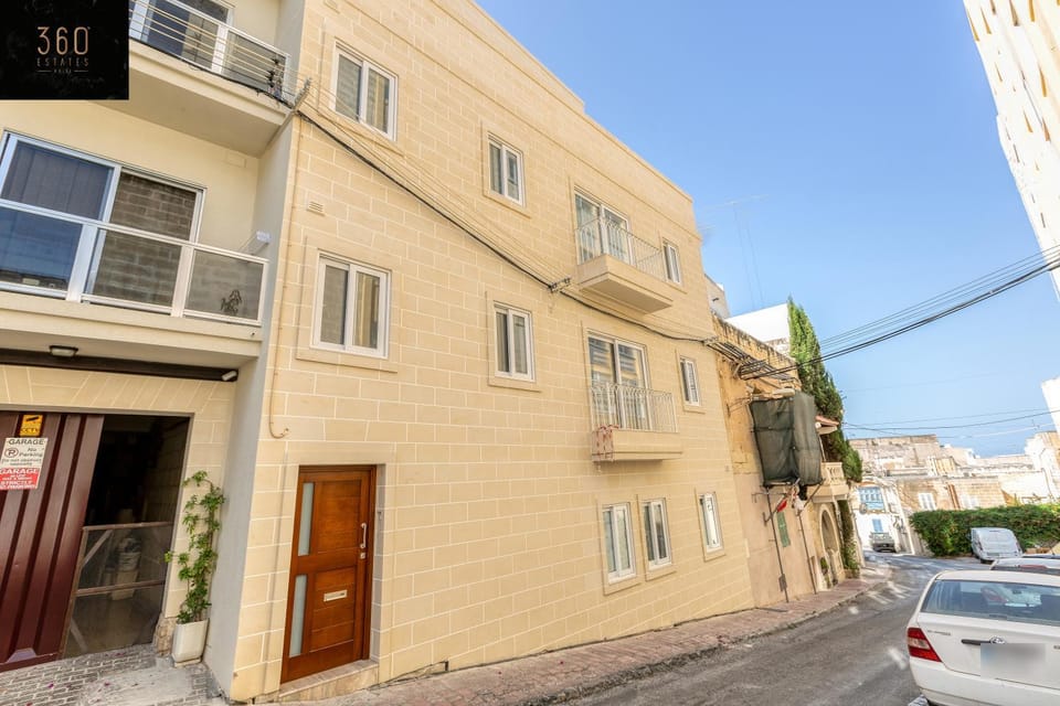 Property building, Day, Neighbourhood, Street view, Location, Parking