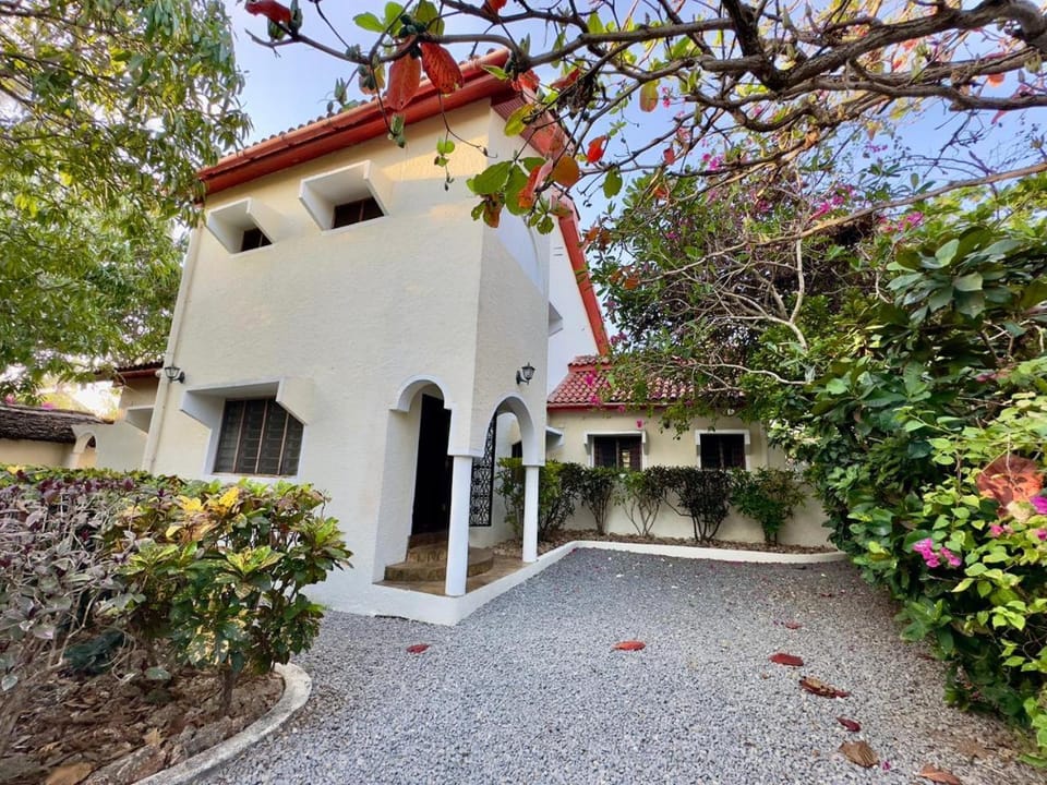 Property building, Facade/entrance, Parking