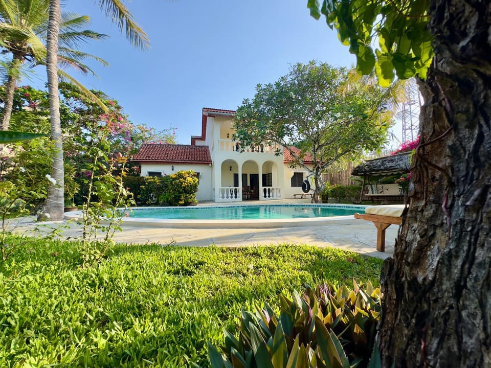 Property building, Garden view, Pool view, Swimming pool