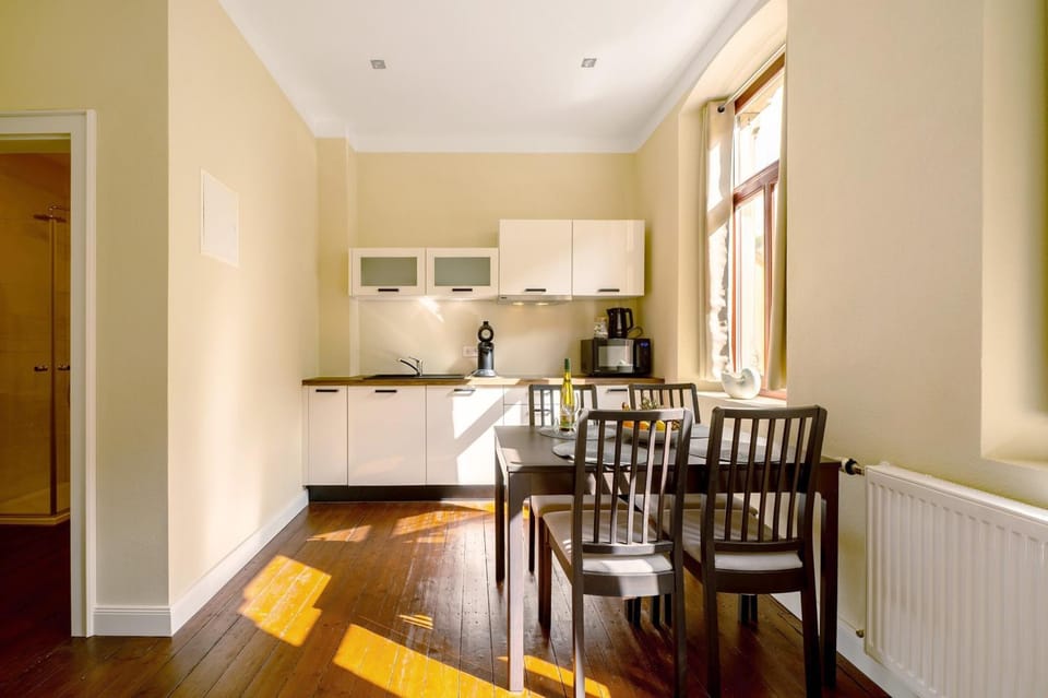 Property building, Kitchen or kitchenette, Living room