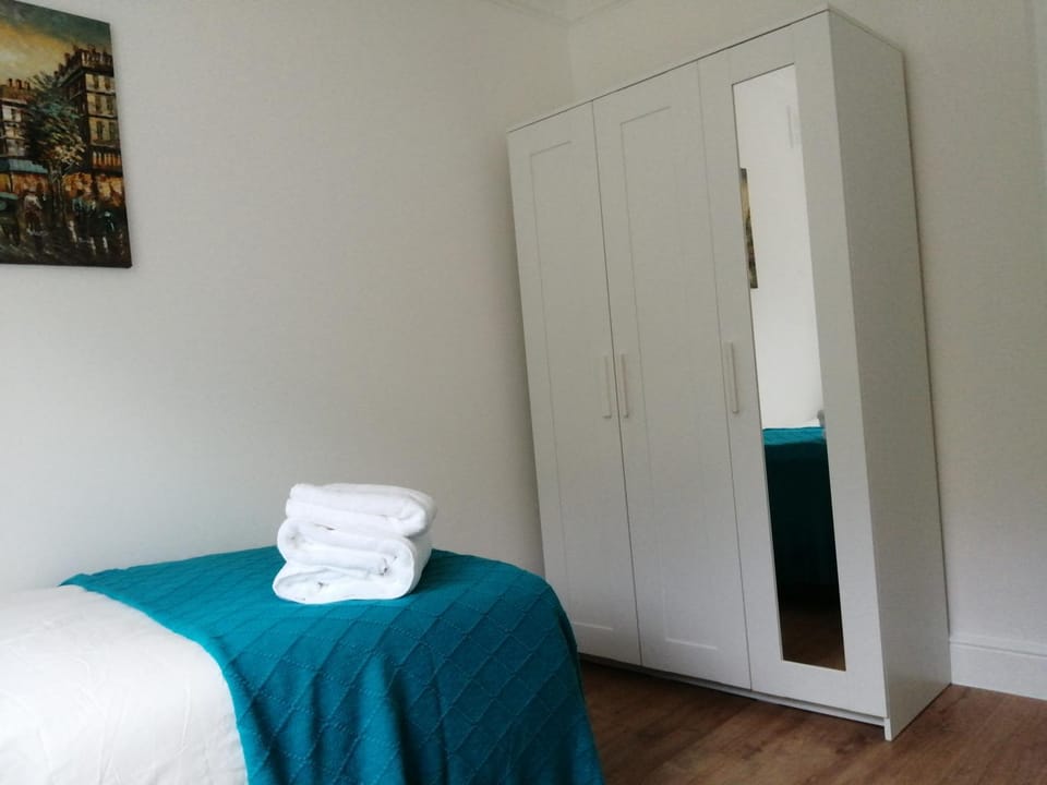 Lovely 3 Bedrooms Flat Near Romford Station With Free Parking Apartment in Romford