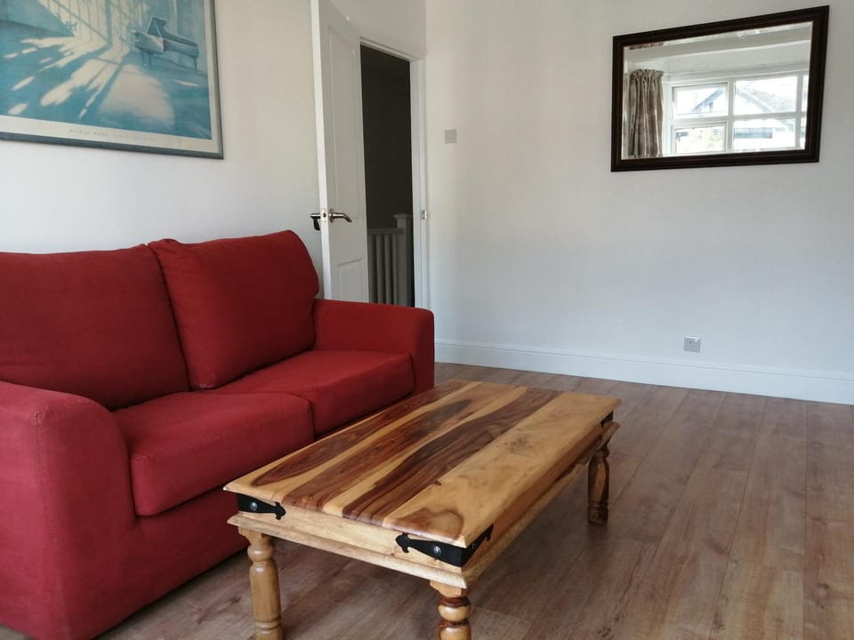 Lovely 3 Bedrooms Flat Near Romford Station With Free Parking Apartment in Romford