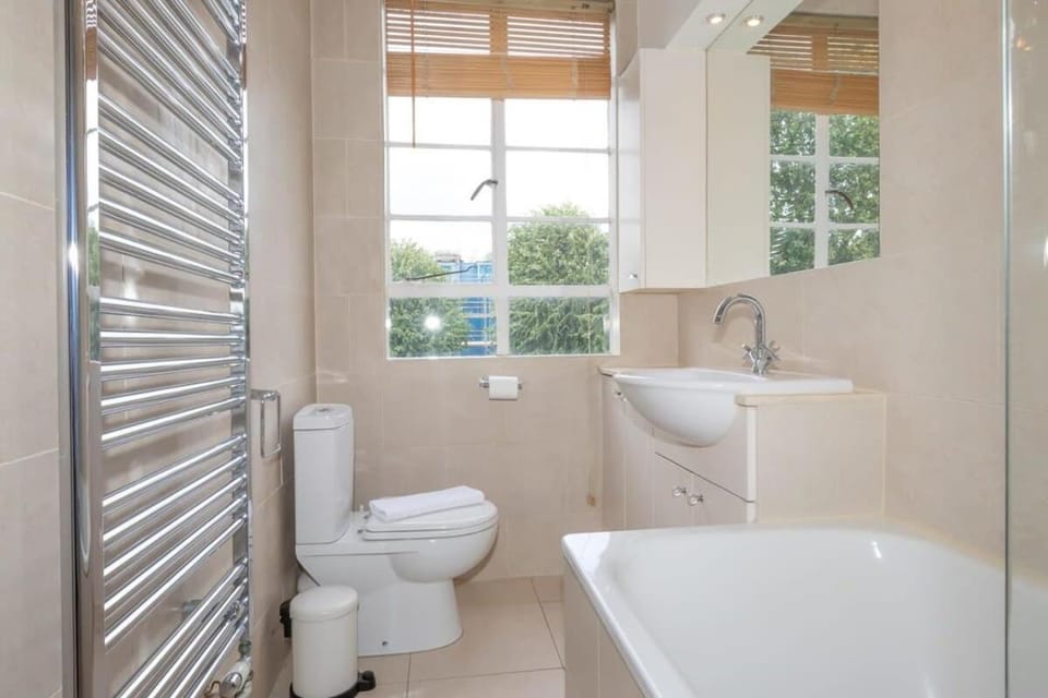Bright & Spacious Top Floor Apartment in Chelsea Apartment in City of Westminster