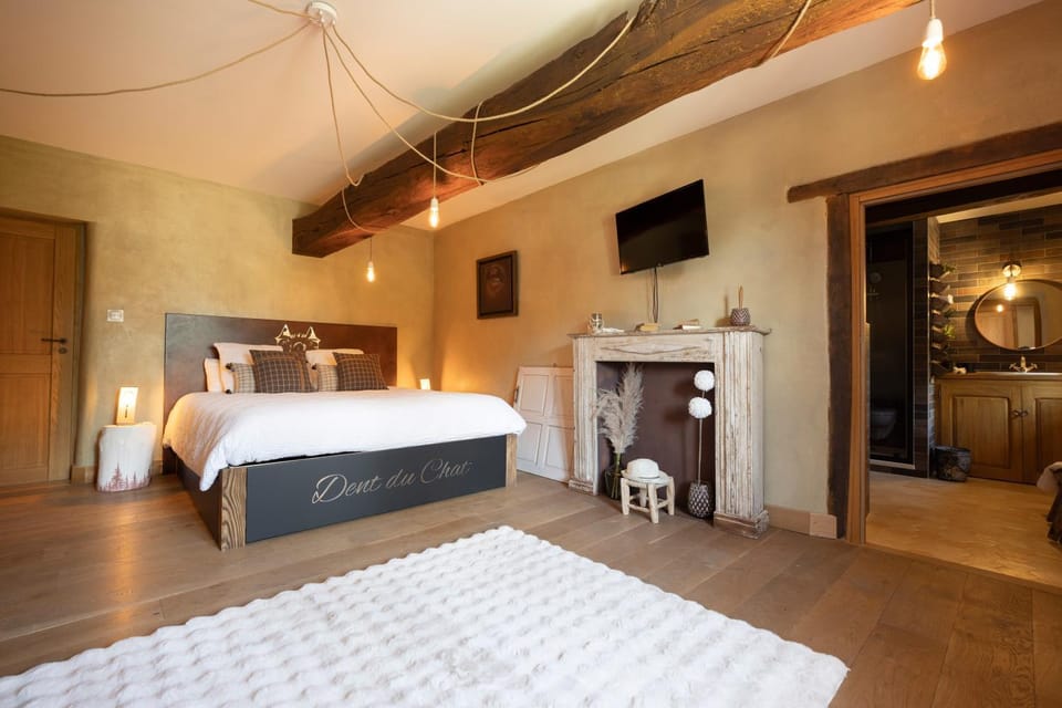 Bed, TV and multimedia, Photo of the whole room, Decorative detail, Bedroom