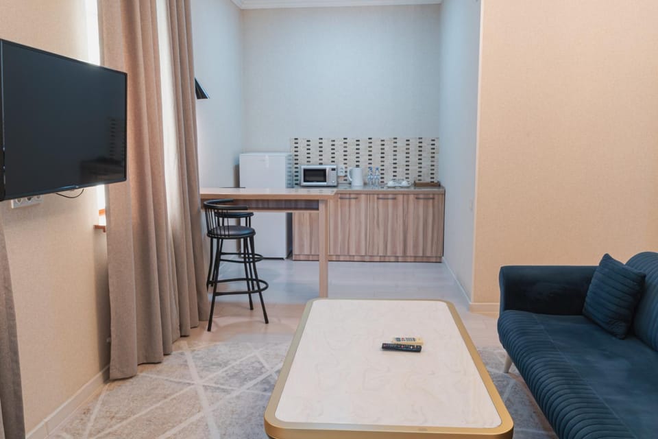 Kitchen or kitchenette, Living room, Seating area, Dining area, minibar