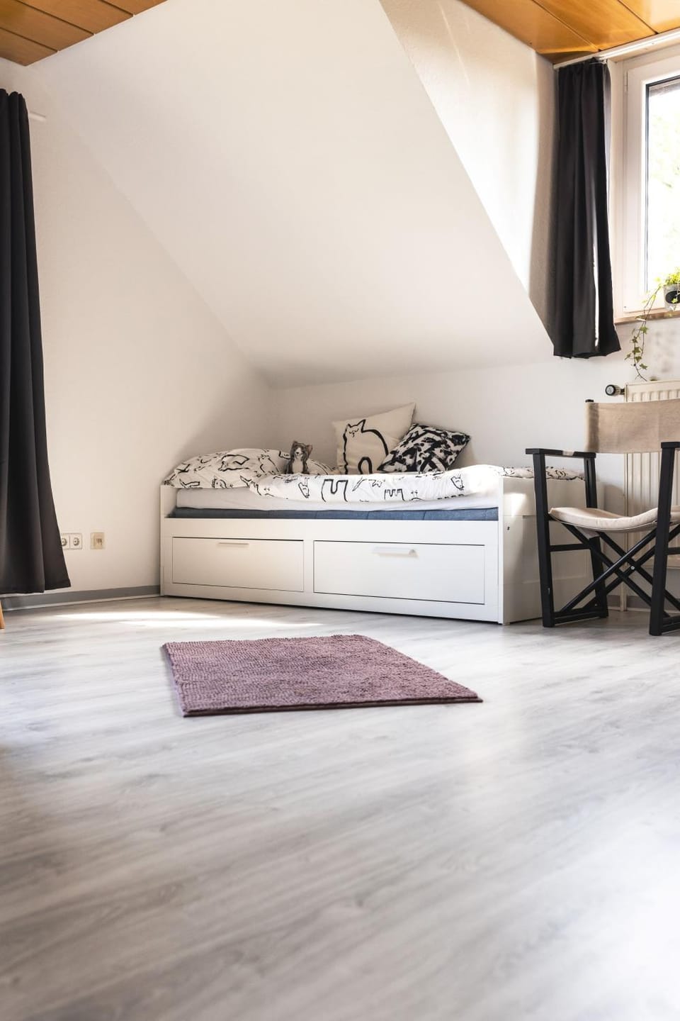 Bed, Photo of the whole room, Seating area, Bedroom