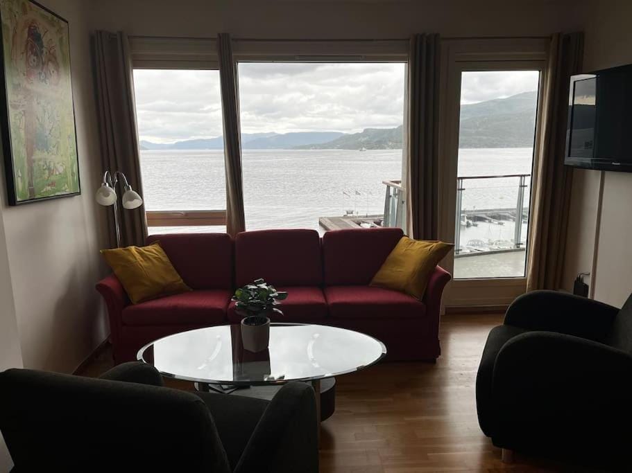 Communal lounge/ TV room, Sea view