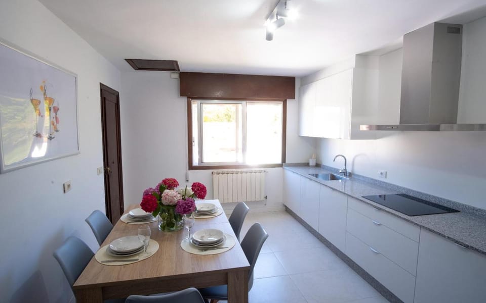 Kitchen or kitchenette, Dining area, pet friendly