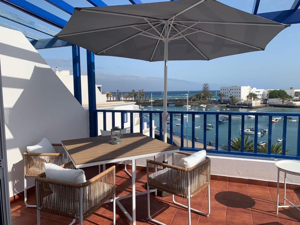 View (from property/room), Balcony/Terrace, Seating area, Sea view