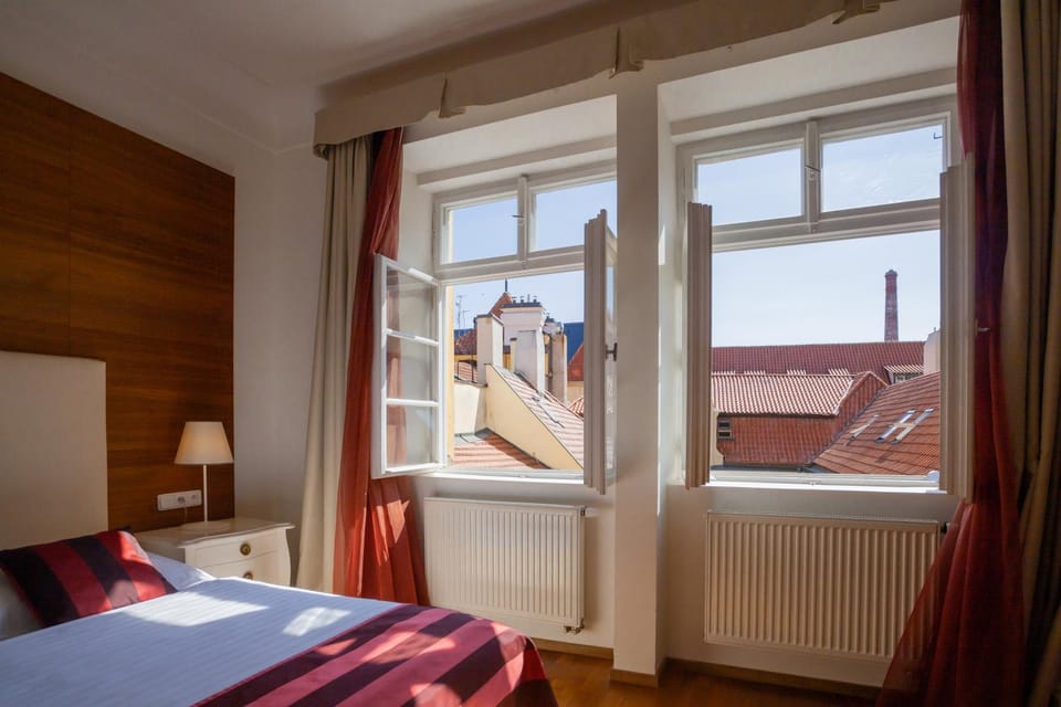 Bedroom, City view