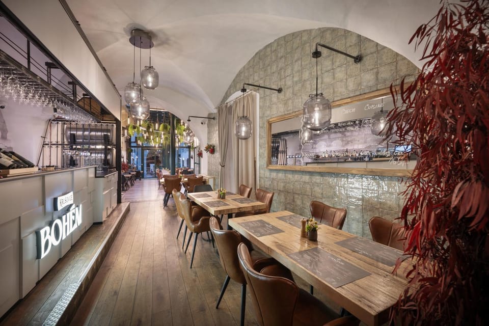 Restaurant/places to eat, Lounge or bar