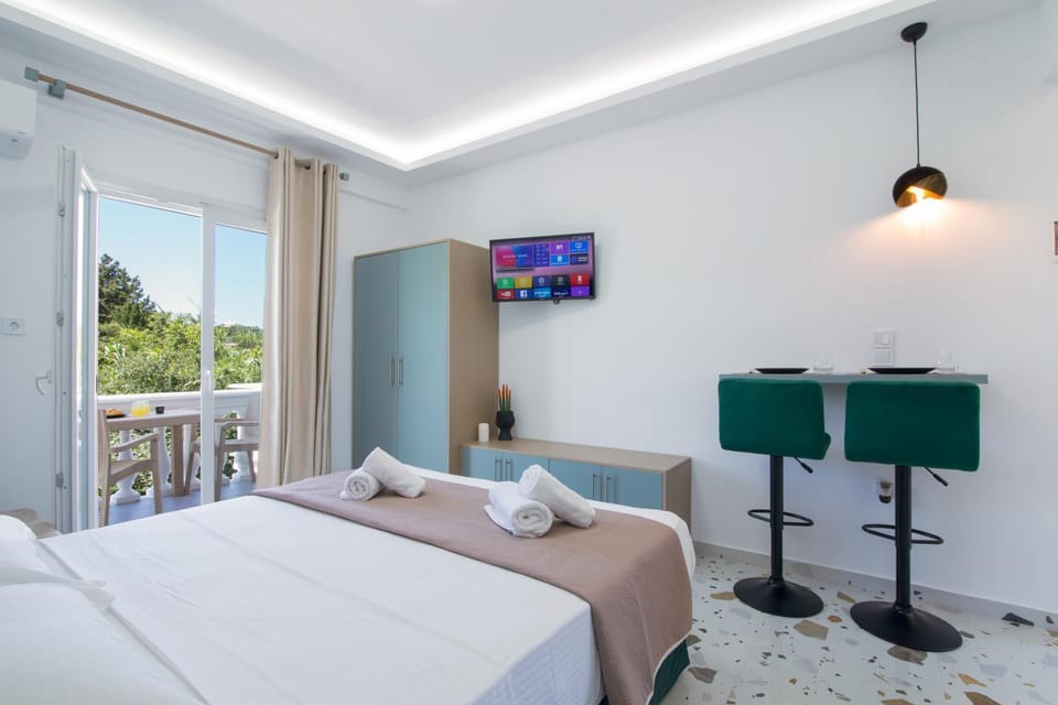Bed, TV and multimedia, Bedroom