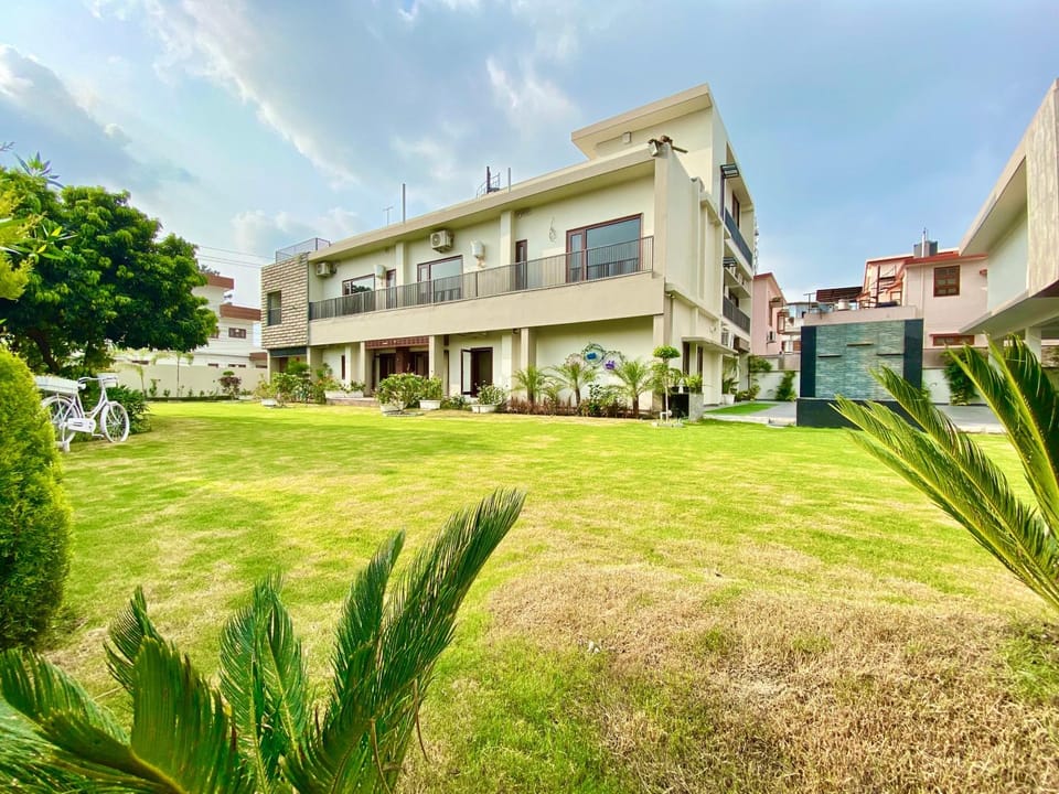Property building, Day, Garden
