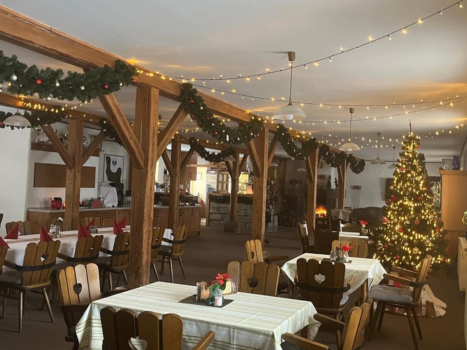 Property building, Restaurant/places to eat, Breakfast