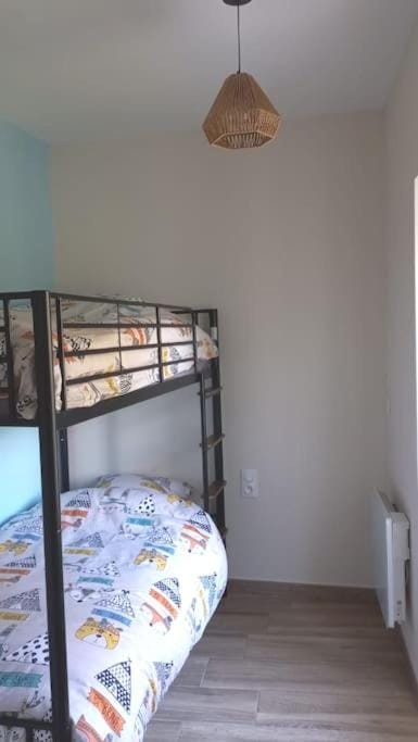 Bedroom, bunk bed