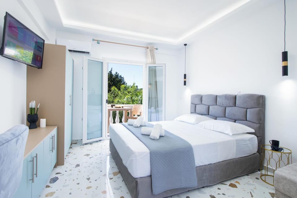 Bed, TV and multimedia, Photo of the whole room, Bedroom