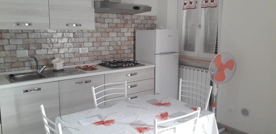 Dining area, pet friendly, stove