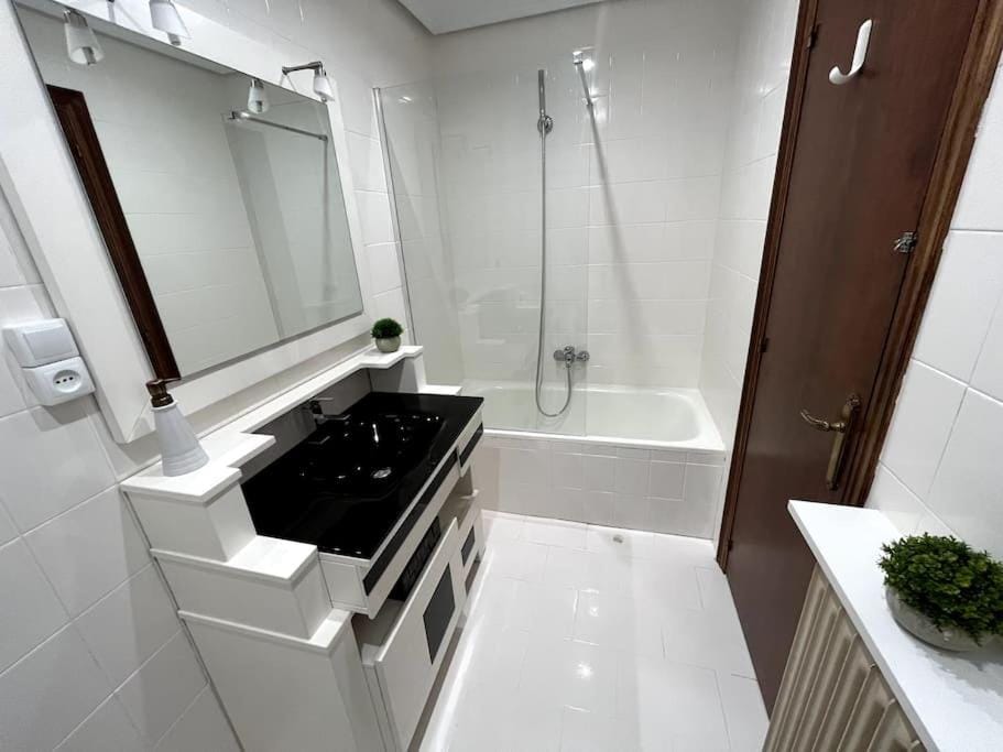 Bathroom, Bath, towels