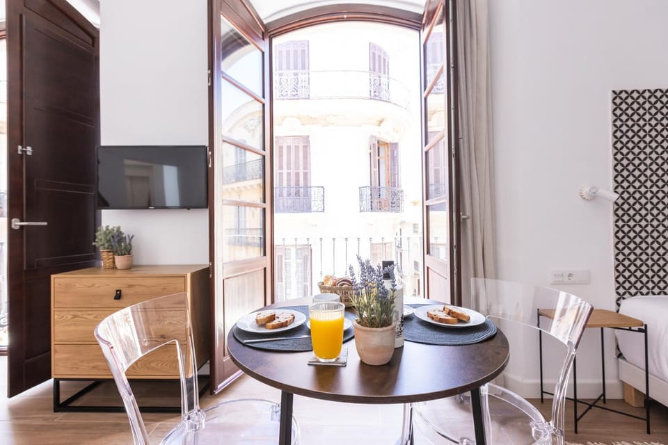 TV and multimedia, Living room, Food and drinks, Seating area, Dining area
