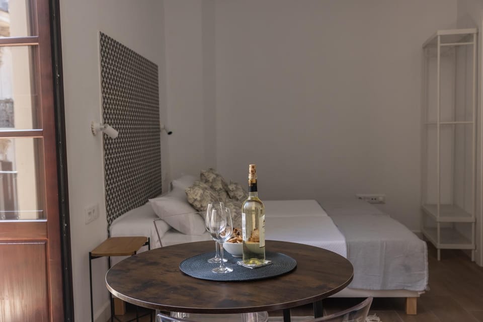 Bed, Bedroom, Drinks