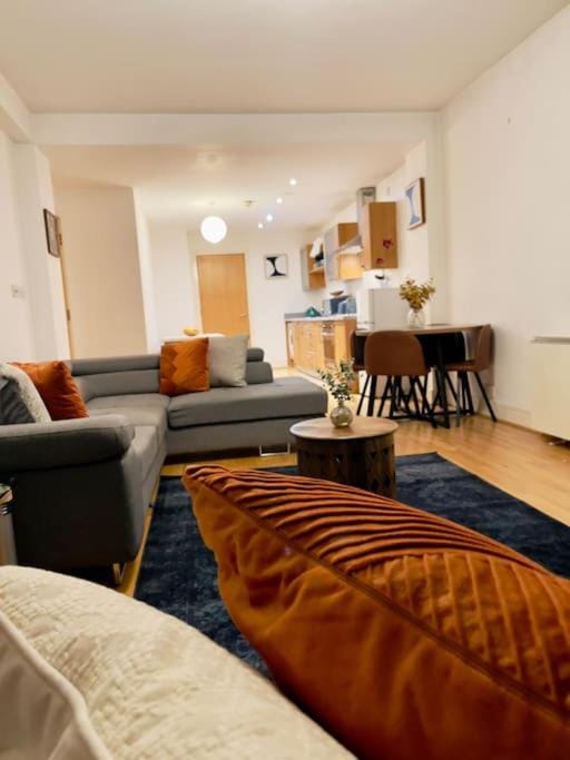 Beautiful Central Open plan living! Apartment in Salford
