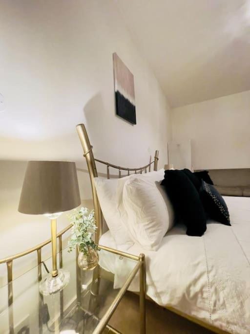 Beautiful Central Open plan living! Apartment in Salford