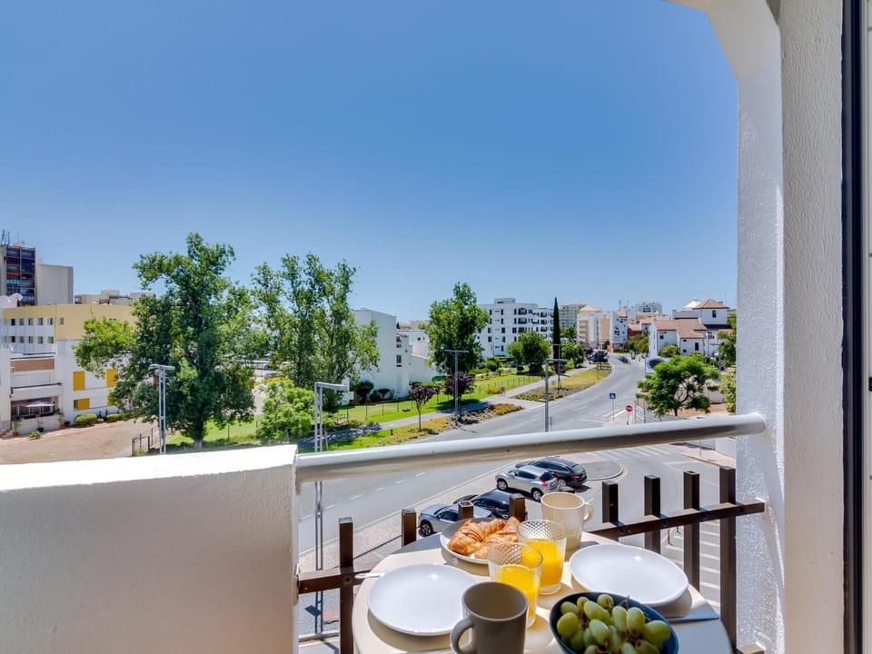 Property building, Patio, Day, View (from property/room), Balcony/Terrace, Balcony/Terrace, Food and drinks, Dining area, Food, City view