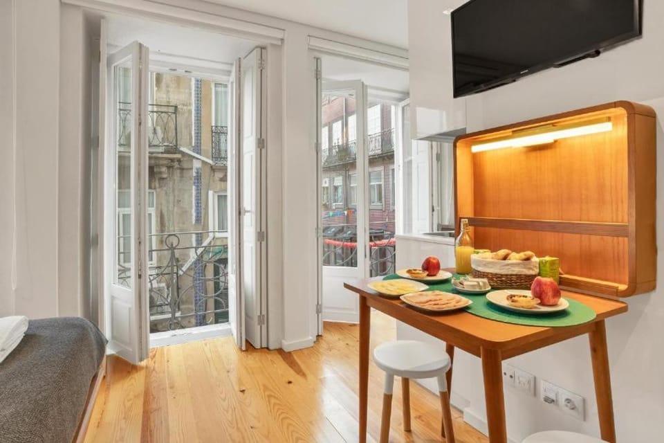 TV and multimedia, Seating area, Dining area