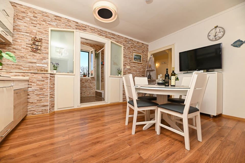 TV and multimedia, Living room, Seating area, Dining area