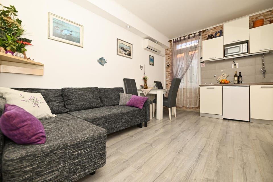 Kitchen or kitchenette, Living room, Seating area, Dining area
