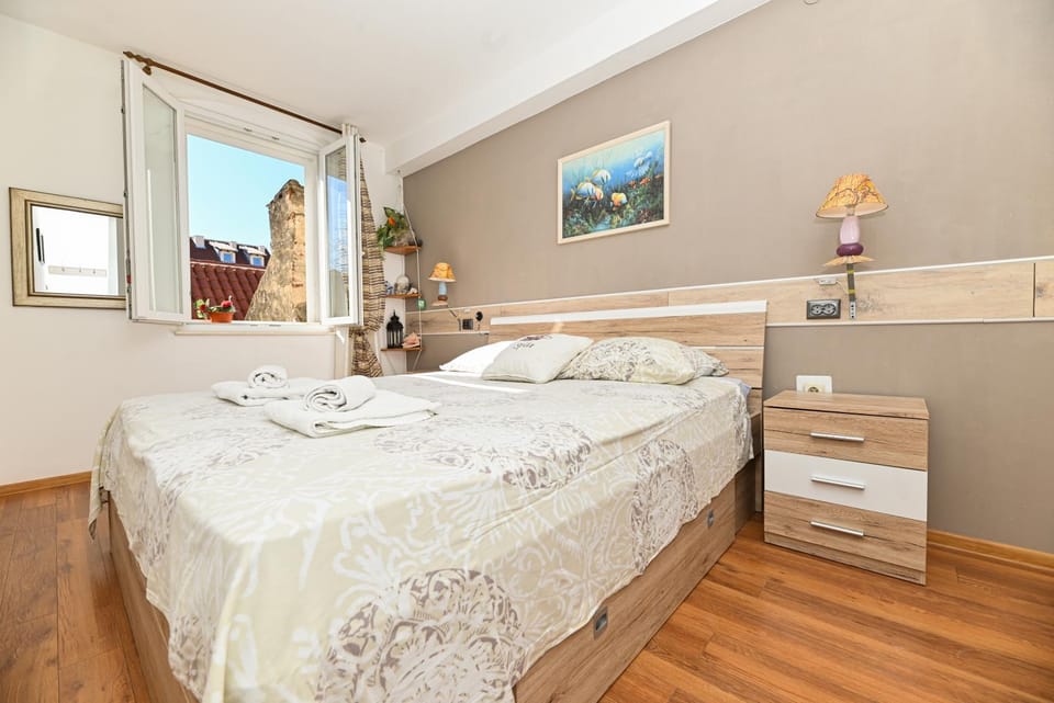 Bed, Bedroom, towels