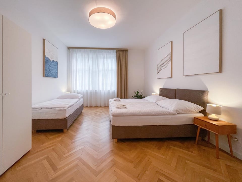 Bed, Bedroom, towels