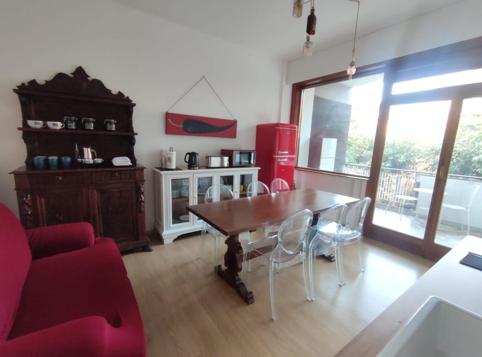 Seating area, Dining area, Communal kitchen