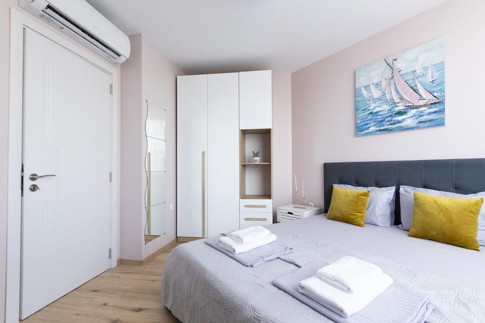 Bed, Photo of the whole room, Bedroom, towels, wardrobe, air conditioner