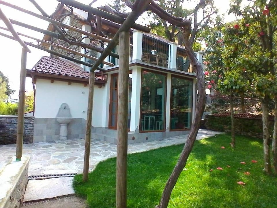 Property building, Patio, Facade/entrance, Natural landscape, Garden, Garden view