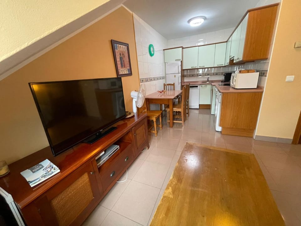 Property building, TV and multimedia, Kitchen or kitchenette, Living room, stove, stove