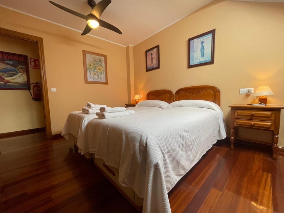 Bedroom, towels, towels