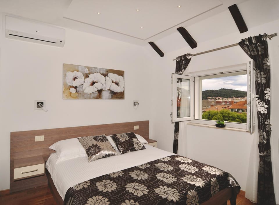 View (from property/room), Bedroom, City view, Landmark view, Mountain view, Sea view, Street view