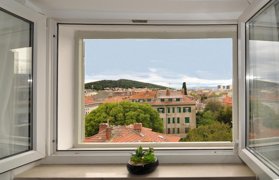 Nearby landmark, Neighbourhood, Natural landscape, View (from property/room), City view, Landmark view, Mountain view, Sea view, Street view, Area and facilities